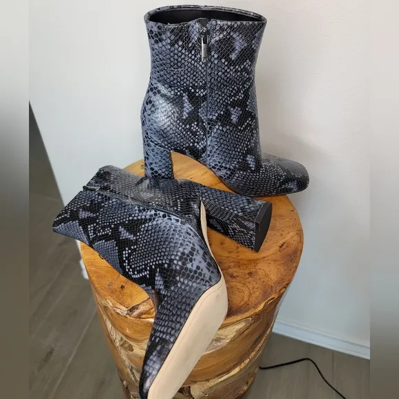 🆕️ Sam Edelman Codie Bootie in Navy/Black Snake Print - Like New