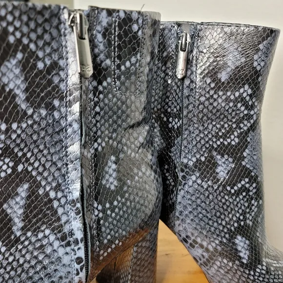🆕️ Sam Edelman Codie Bootie in Navy/Black Snake Print - Like New
