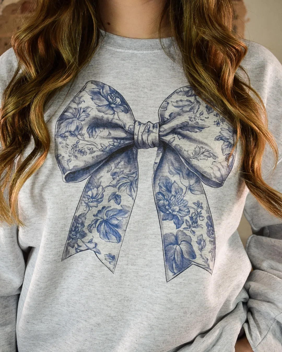 BIG ON BOWS SWEATSHIRT - BLUE WILLOW