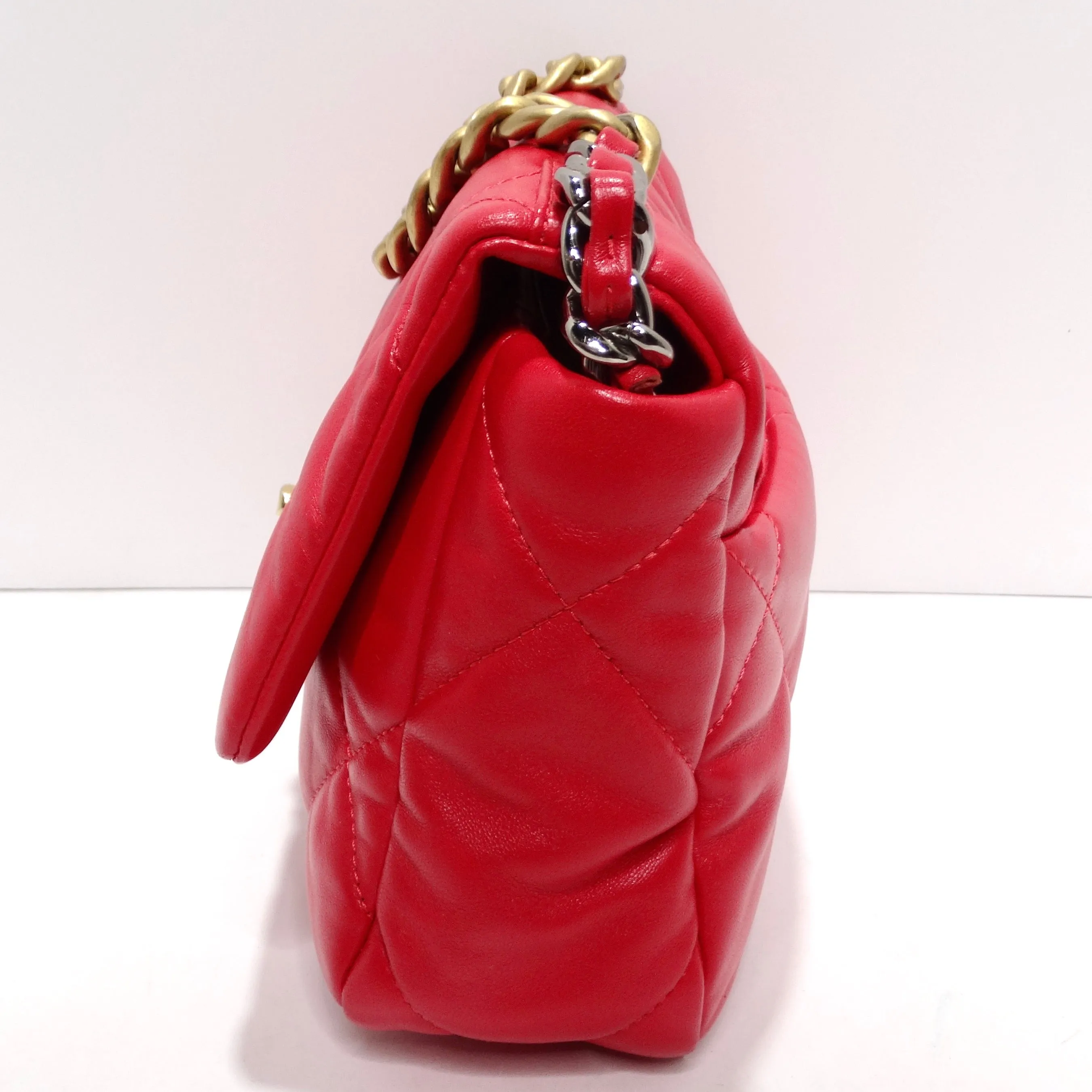 Chanel 2022 Medium 19 Flap Bag Red