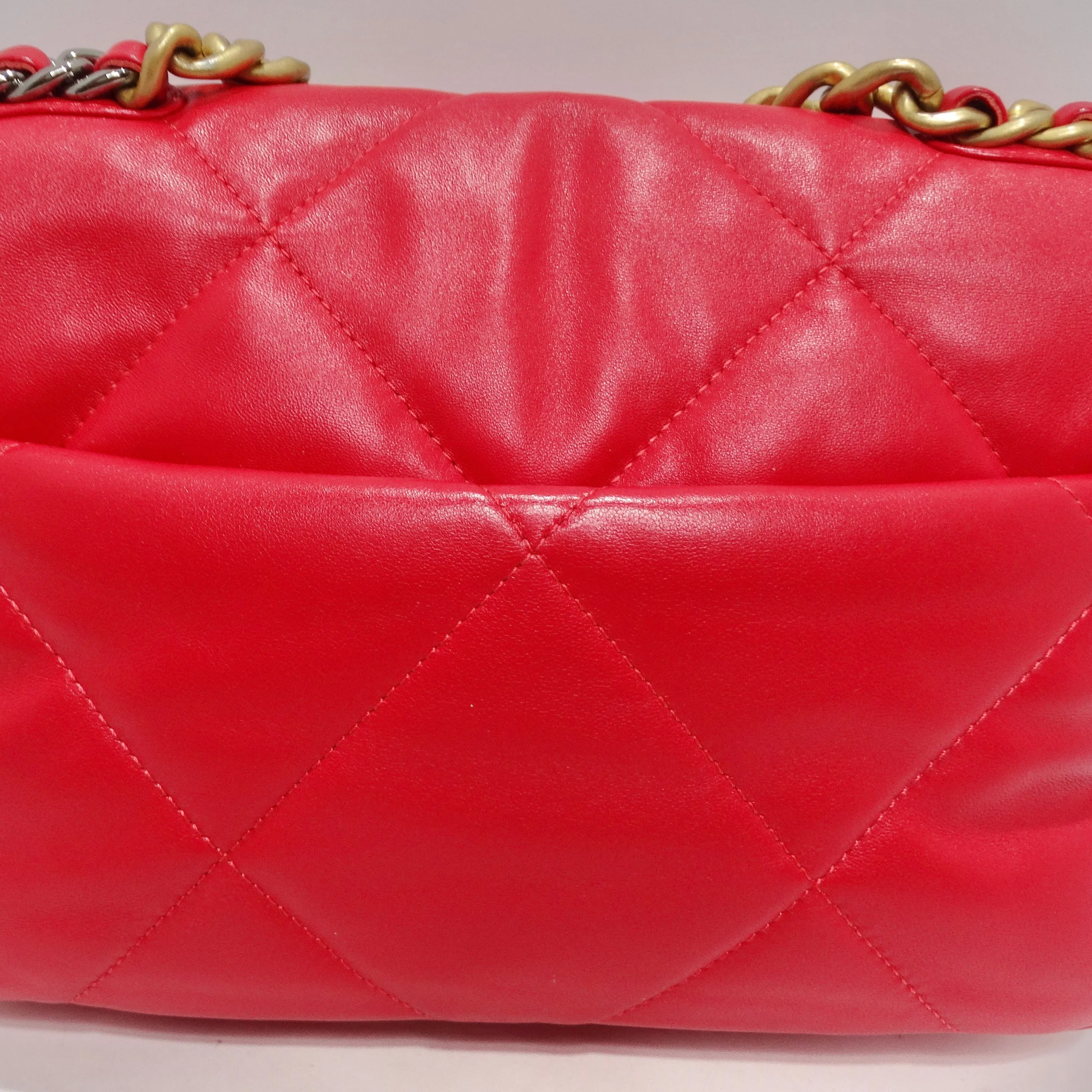 Chanel 2022 Medium 19 Flap Bag Red