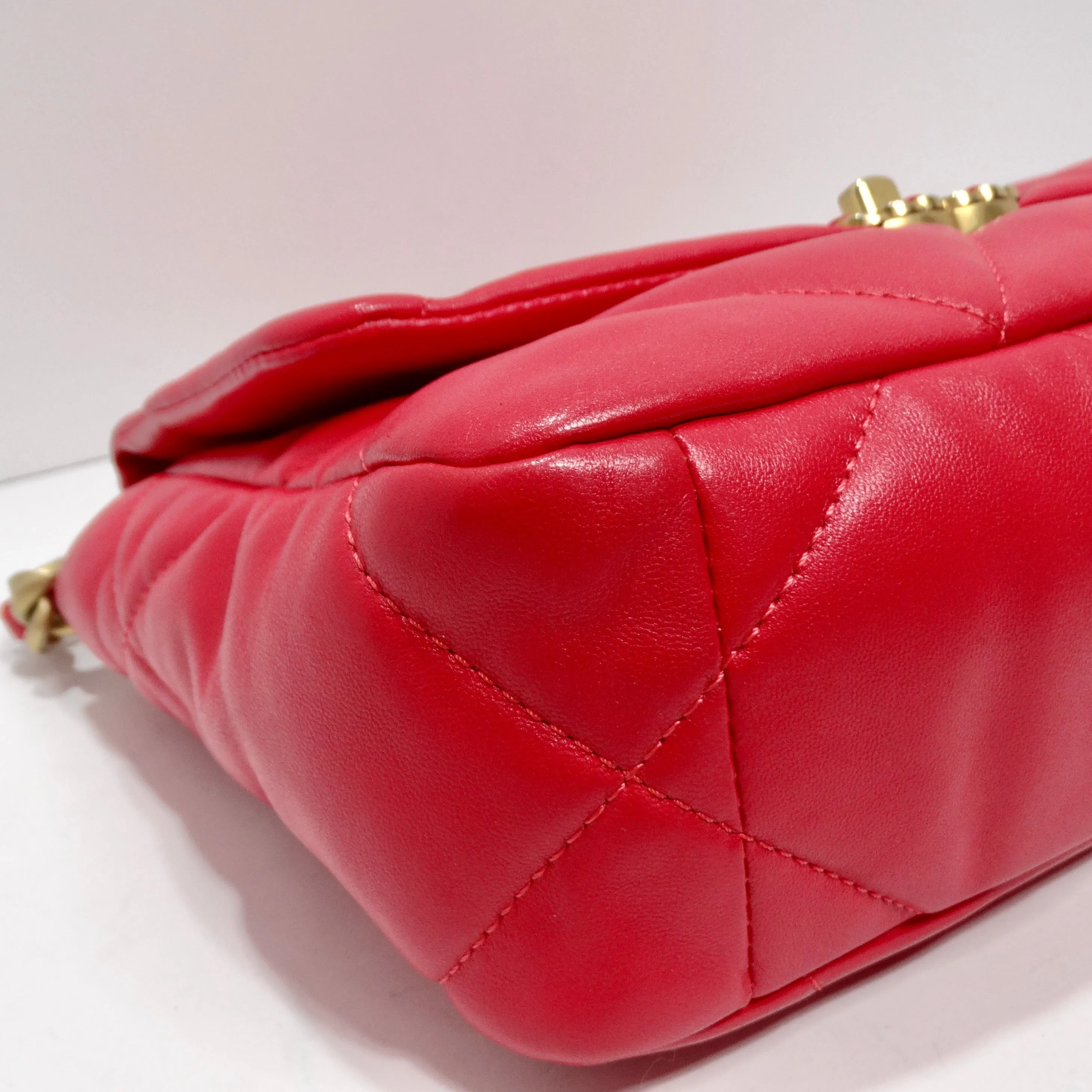 Chanel 2022 Medium 19 Flap Bag Red