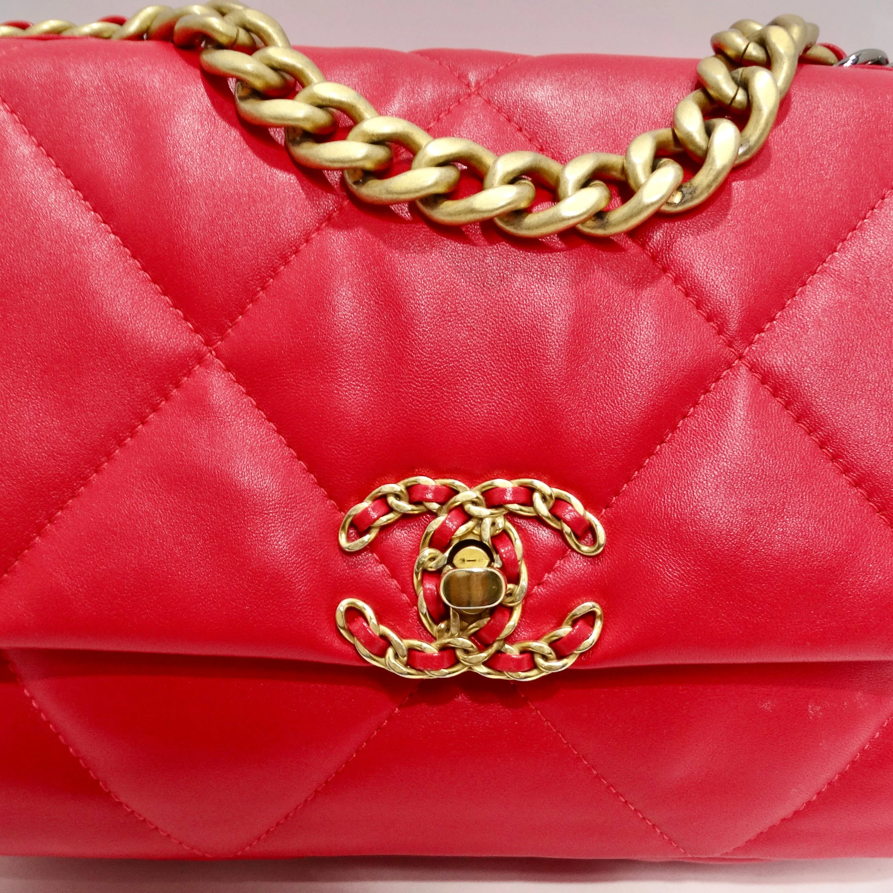 Chanel 2022 Medium 19 Flap Bag Red