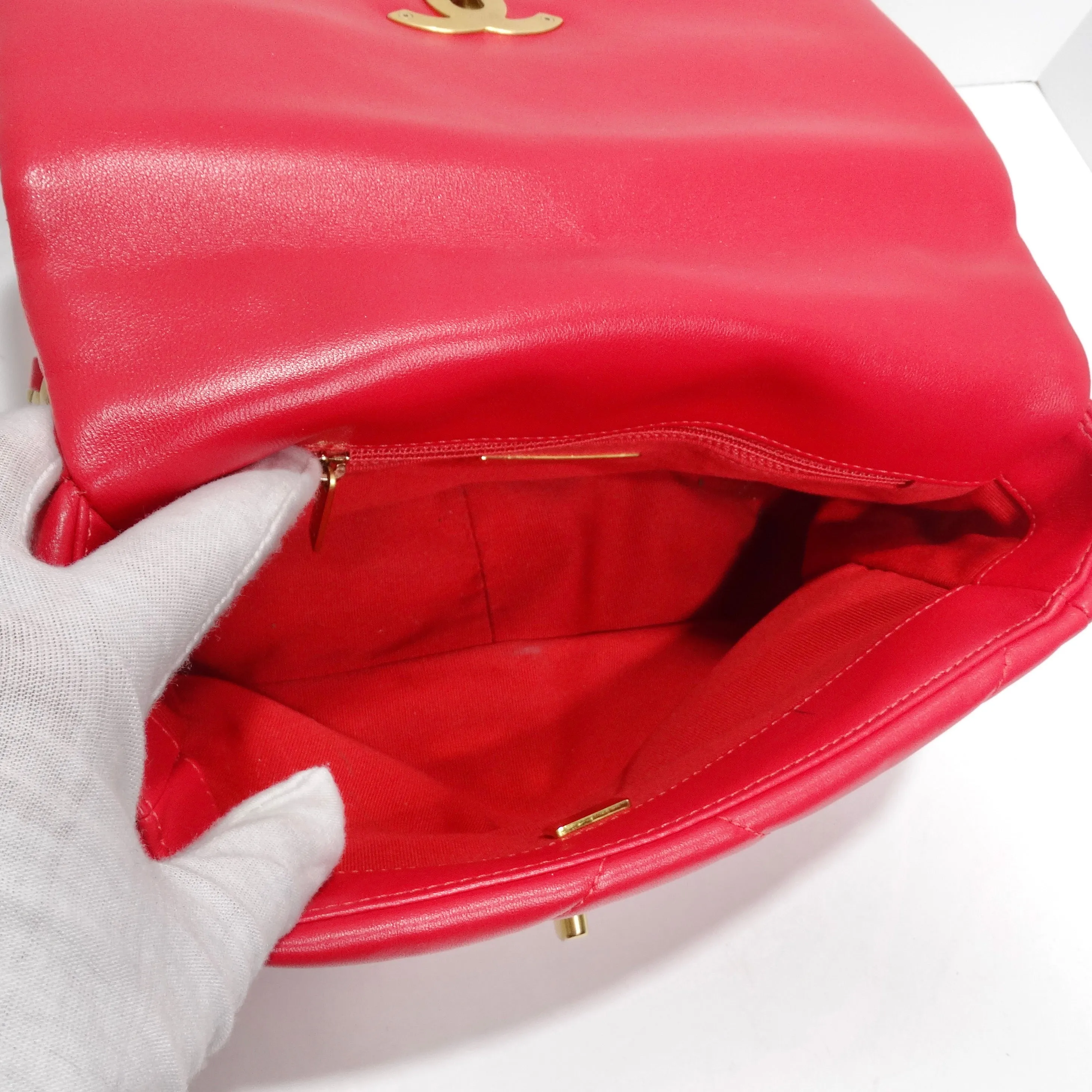Chanel 2022 Medium 19 Flap Bag Red