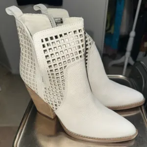 Dingo White Western NWOT Ankle Bootie “Stop N Stare” Size 8.5M Block Heel Pullon