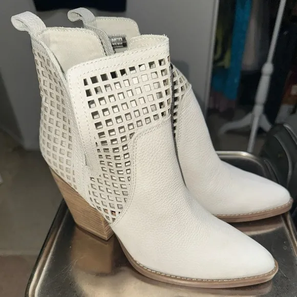 Dingo White Western NWOT Ankle Bootie “Stop N Stare” Size 8.5M Block Heel Pullon