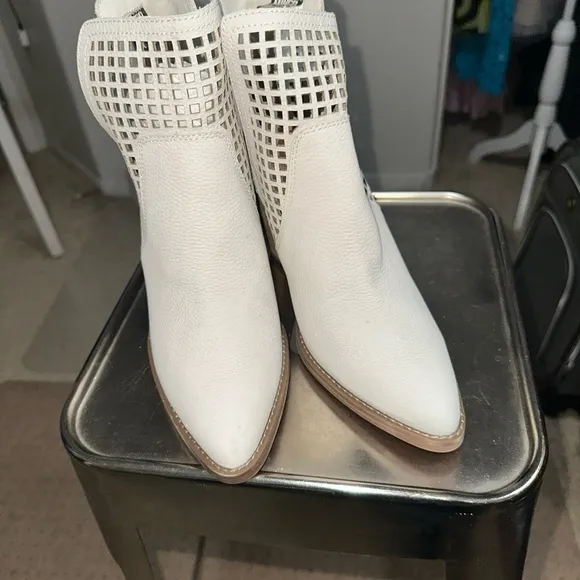 Dingo White Western NWOT Ankle Bootie “Stop N Stare” Size 8.5M Block Heel Pullon
