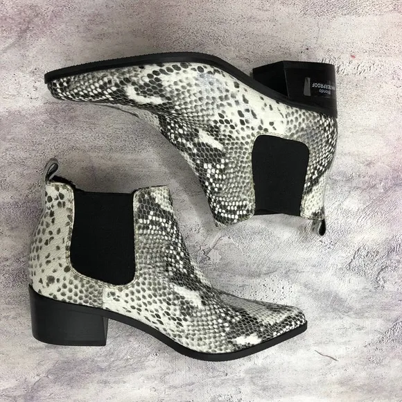 NEW Blondo Womens Emelia Chelsea Bootie 7.5M Waterproof Leather Snakeskin Print