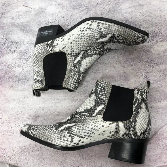 NEW Blondo Womens Emelia Chelsea Bootie 7.5M Waterproof Leather Snakeskin Print