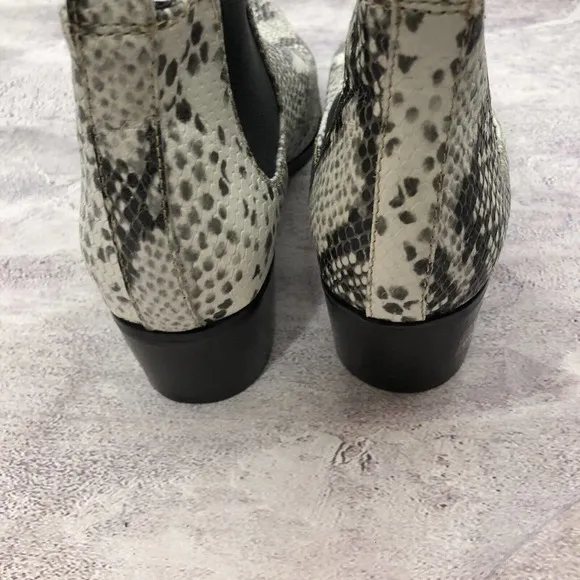 NEW Blondo Womens Emelia Chelsea Bootie 7.5M Waterproof Leather Snakeskin Print
