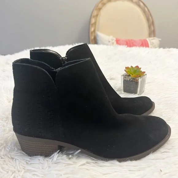 NEW Kenzie Gazelle Chukka black suede Low heel ankle bootie women size 6.5