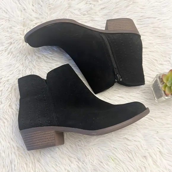 NEW Kenzie Gazelle Chukka black suede Low heel ankle bootie women size 6.5