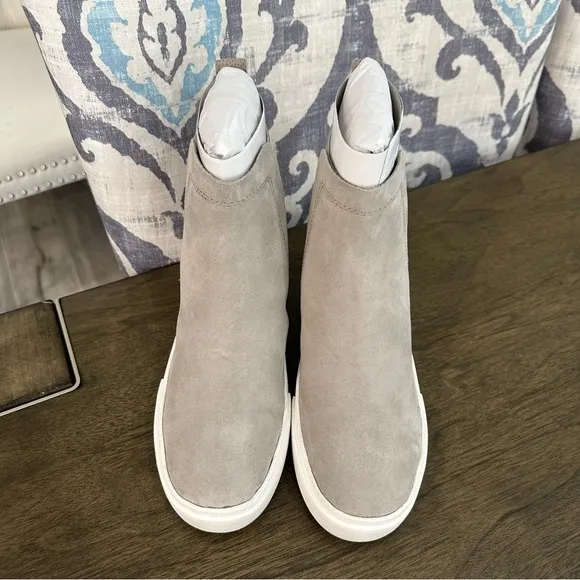 NIB Dolce Vita Zuma Bootie Women’s Size 6 Grey and Silver