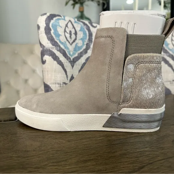 NIB Dolce Vita Zuma Bootie Women’s Size 6 Grey and Silver