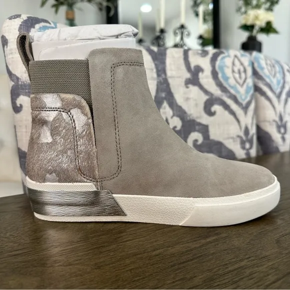 NIB Dolce Vita Zuma Bootie Women’s Size 6 Grey and Silver