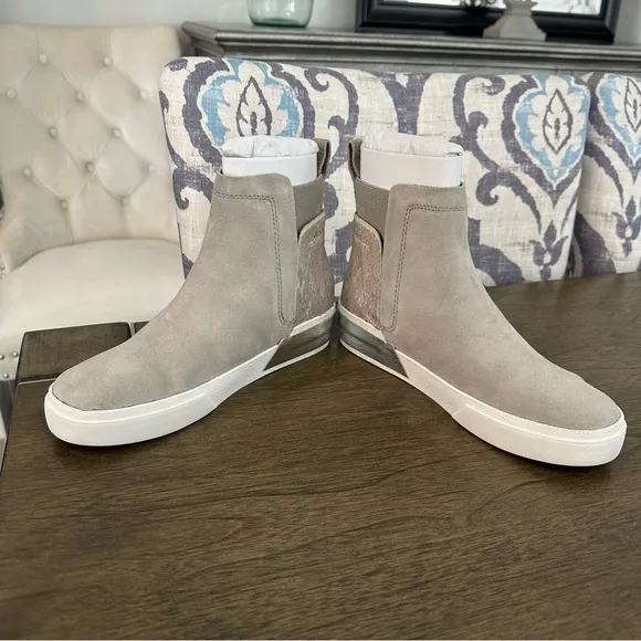 NIB Dolce Vita Zuma Bootie Women’s Size 6 Grey and Silver
