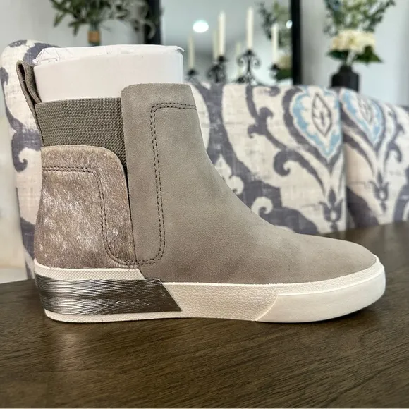 NIB Dolce Vita Zuma Bootie Women’s Size 6 Grey and Silver